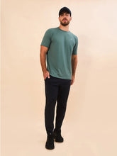 Load image into Gallery viewer, Model Front: Uv Line T-Shirt Pour Homme T-Shirt New Fit Textura Masc Verde Jade Upf50+
