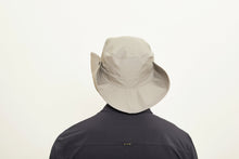 Load image into Gallery viewer, Model Back: Uv Line Chapeau Souple/Capeline Hat Safari L Masc Sand Upf50+
