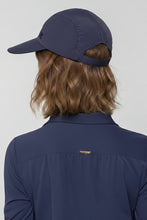 Load image into Gallery viewer, Model Back: Uv Line Casquette Visor Capri Colors Nac Fem Navy Blue Upf50+
