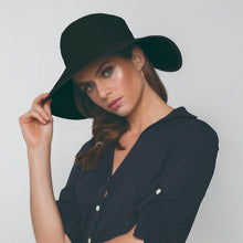 Load image into Gallery viewer, Model Front: Uv Line Chapeau Souple/Capeline Hat Santorini Imp Fem Black Upf50+

