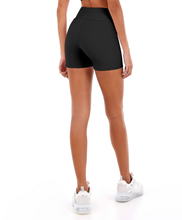 Load image into Gallery viewer, Model Back: Alto Giro Fitness Bas Shorts Blackout Soft Preto
