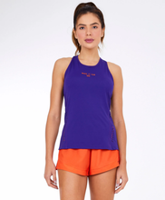 Load image into Gallery viewer, Model Front: Alto Giro Fitness Haut Regata Skin Fit Costas Nadador Roxo Eletric
