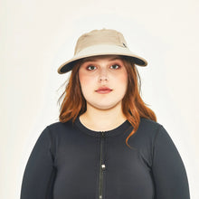 Load image into Gallery viewer, Model Front: Uv Line Casquette Visor Capri Colors Nac Fem Sand Black Upf50+
