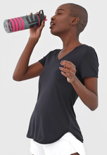 Load image into Gallery viewer, Model Front: Alto Giro Fitness Haut T-Shirt Skin Fit Alongada Gola V Preto
