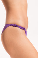 Load image into Gallery viewer, Image 09: Rio De Sol Ensemble Set Amuleto Bandeau-Crispy Cheeky-Crispy
