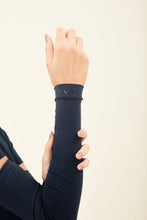 Load image into Gallery viewer, Model Front: Uv Line Gants Sun-Protection Sleeve Navy Upf50+
