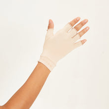 Load image into Gallery viewer, Model Back: Uv Line Gants Short Gloves Uni Beige Upf50+
