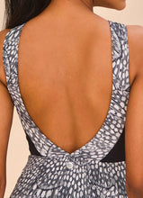 Load image into Gallery viewer, Model Back: Uv Line Une Pièce Swimsuit Verena Asas Upf50+
