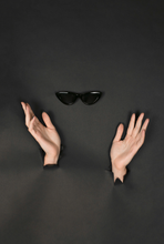 Load image into Gallery viewer, Image 02: Iyu Lunettes De Soleil Sigrid Noir
