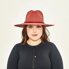 Load image into Gallery viewer, Model Front: Uv Line Chapeau Souple/Capeline Saint Germain Ferrugem Upf50+
