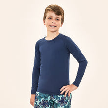 Load image into Gallery viewer, Model Front: Uv Line T-Shirt Acqua Qr Code Marinho Upf50+
