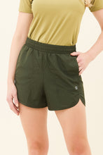 Load image into Gallery viewer, Gallery: Uv Line Fitness Bas Short Race Verde Militar Upf50+
