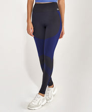 Load image into Gallery viewer, Model Front: Alto Giro Fitness Bas Legging Sem Costura Emana Bicolor Preto
