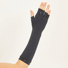 Load image into Gallery viewer, Model Back: Uv Line Gants Long Gloves Uni Black Upf50+

