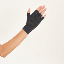 Load image into Gallery viewer, Model Back: Uv Line Gants Short Gloves Uni Black Upf50+
