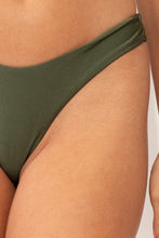 Load image into Gallery viewer, Image 06: Rio De Sol Bas Bottom Shimmer-Croco Nara
