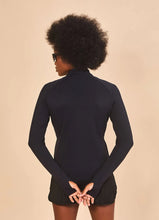 Load image into Gallery viewer, Model Back: Uv Line T-Shirt Jacket Fem New Fit Black Upf50+
