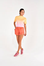 Load image into Gallery viewer, Model Front: Alto Giro Fitness Haut T-Shirt Sunset Amarelo Amber
