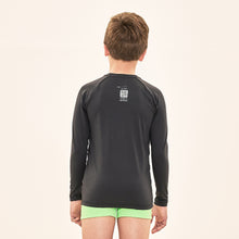 Load image into Gallery viewer, Model Back: Uv Line T-Shirt Acqua Qr Code Preto Upf50+
