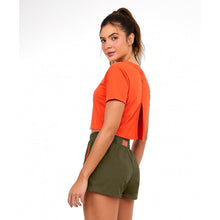 Load image into Gallery viewer, Model Back: Alto Giro Fitness Haut T-Shirt Skin Fit Cropped 1983 Laranja Pitanga
