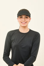 Load image into Gallery viewer, Model Front: Uv Line Visière Visor Elastic Preto Upf50+
