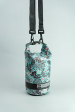Load image into Gallery viewer, Model Back: Feelfree Sac De Plage Dry Tube 1,5L Tropical Organic Teal
