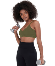 Load image into Gallery viewer, Model Front: Alto Giro Fitness Haut Top Sem Costura Essential Verde Kalamata
