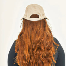 Load image into Gallery viewer, Model Back: Uv Line Casquette Visor Capri Colors Nac Fem Sand Black Upf50+
