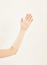 Load image into Gallery viewer, Model Back: Uv Line Gants Long Gloves Uni Beige Upf50+
