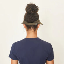 Load image into Gallery viewer, Model Back: Uv Line Visière Visor Leblon Verde Militar Upf50+

