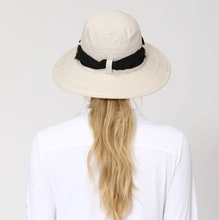 Load image into Gallery viewer, Model Back: Uv Line Chapeau Souple/Capeline Hat Paris Ville L Fem Sand Upf50+
