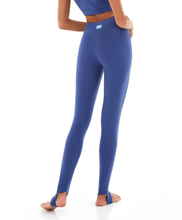 Load image into Gallery viewer, Model Back: Alto Giro Fitness Bas Legging Staff Com Tule E Silk Azul Movement
