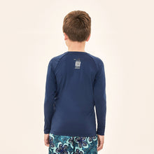 Load image into Gallery viewer, Model Back: Uv Line T-Shirt Acqua Qr Code Marinho Upf50+
