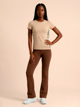 Load image into Gallery viewer, Model Front: Uv Line T-Shirt T-Shirt Fem New Fit Fem Sand Upf50+
