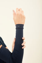 Load image into Gallery viewer, Model Front: Uv Line Gants Sun-Protection Sleeve Navy Upf50+

