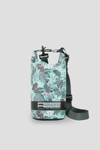 Load image into Gallery viewer, Model Front: Feelfree Sac De Plage Dry Tube 1,5L Tropical Organic Teal
