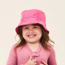 Load image into Gallery viewer, Model Front: Uv Line Bob Hat Napoli Basic Kids Nac Inf Pink Upf50+
