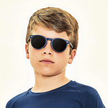 Load image into Gallery viewer, Model Front: Uv Line Lunettes De Soleil Kids Sunglasses Marinho Uv400
