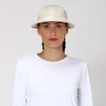 Load image into Gallery viewer, Model Front: Uv Line Casquette Visor Nice Fem Sand Upf50+

