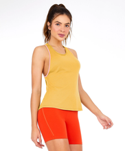 Load image into Gallery viewer, Model Front: Alto Giro Fitness Haut Regata Speed Debrum Sport Way Amarelo Mango
