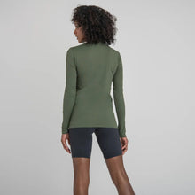 Load image into Gallery viewer, Model Back: Uv Line T-Shirt Longsleeve Uvpro Fem Verde Militar Upf50+
