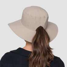Load image into Gallery viewer, Model Back: Uv Line Bob Hat California Nac Fem Sand Upf50+

