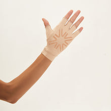 Load image into Gallery viewer, Image 02: Uv Line Gants Short Gloves Uni Chocolate Upf50+
