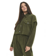 Load image into Gallery viewer, Model Front: Alto Giro Fitness Haut Jaqueta Cropped Colete Stretch Verde Kalamata
