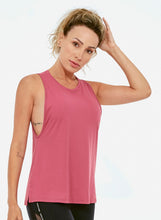 Load image into Gallery viewer, Model Front: Alto Giro Fitness Haut Regata Skin Fit Aberturas Laterais Cinza Rosa
