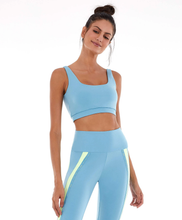 Load image into Gallery viewer, Model Front: Alto Giro Fitness Haut Top Blackout Costas Regata Azul Waters
