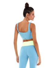 Load image into Gallery viewer, Model Back: Alto Giro Fitness Haut Top Blackout Costas Regata Azul Waters
