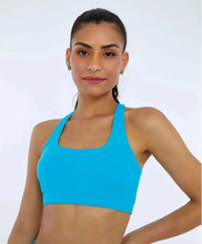 Load image into Gallery viewer, Model Front: Alto Giro Fitness Haut Top Hyper Costas Cruzadas Azul Scuba
