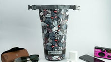 Load and play video in Gallery viewer, Video: Feelfree Sac De Plage Dry Tube 1,5L Tropical Mid Night Blue

