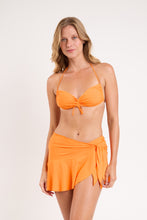 Load image into Gallery viewer, Model Front: Rio De Sol Jupe De Page Bio-Laranjada Mini Skirt
